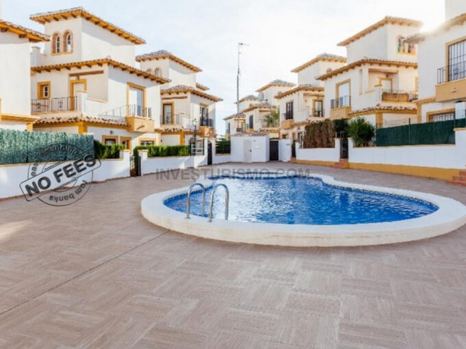 Townhouse 2 bedrooms 2 bathrooms, communal pool in Orihuela costa