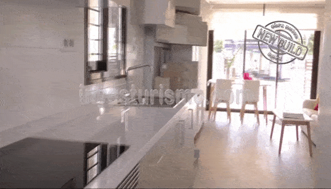 Townhouses, ground or top floor bungalows 3 bedrooms, close to the sea
