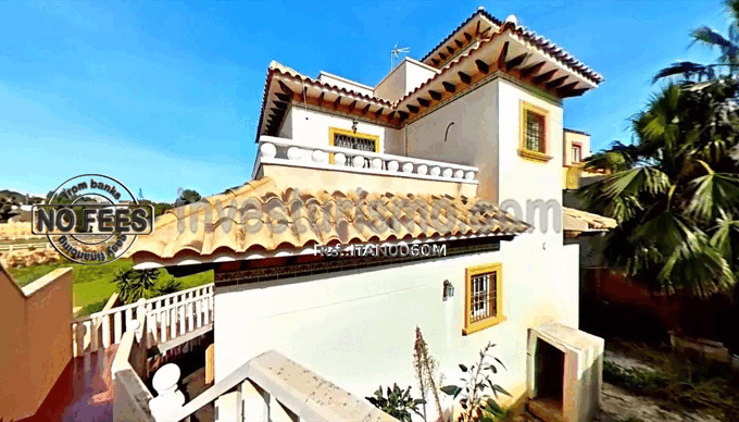 Detached villa with 3 bedrooms and 2 bathrooms with large terraces in Orihuela Costa.