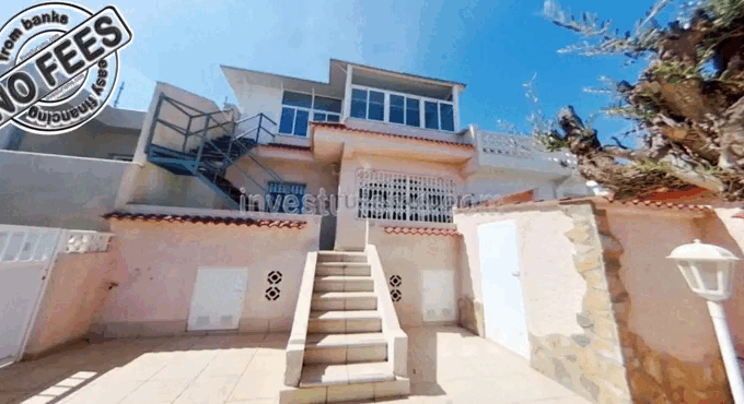 Townhouse with studio on the top floor, very close to the sea with extraordinary views in Torrevieja,